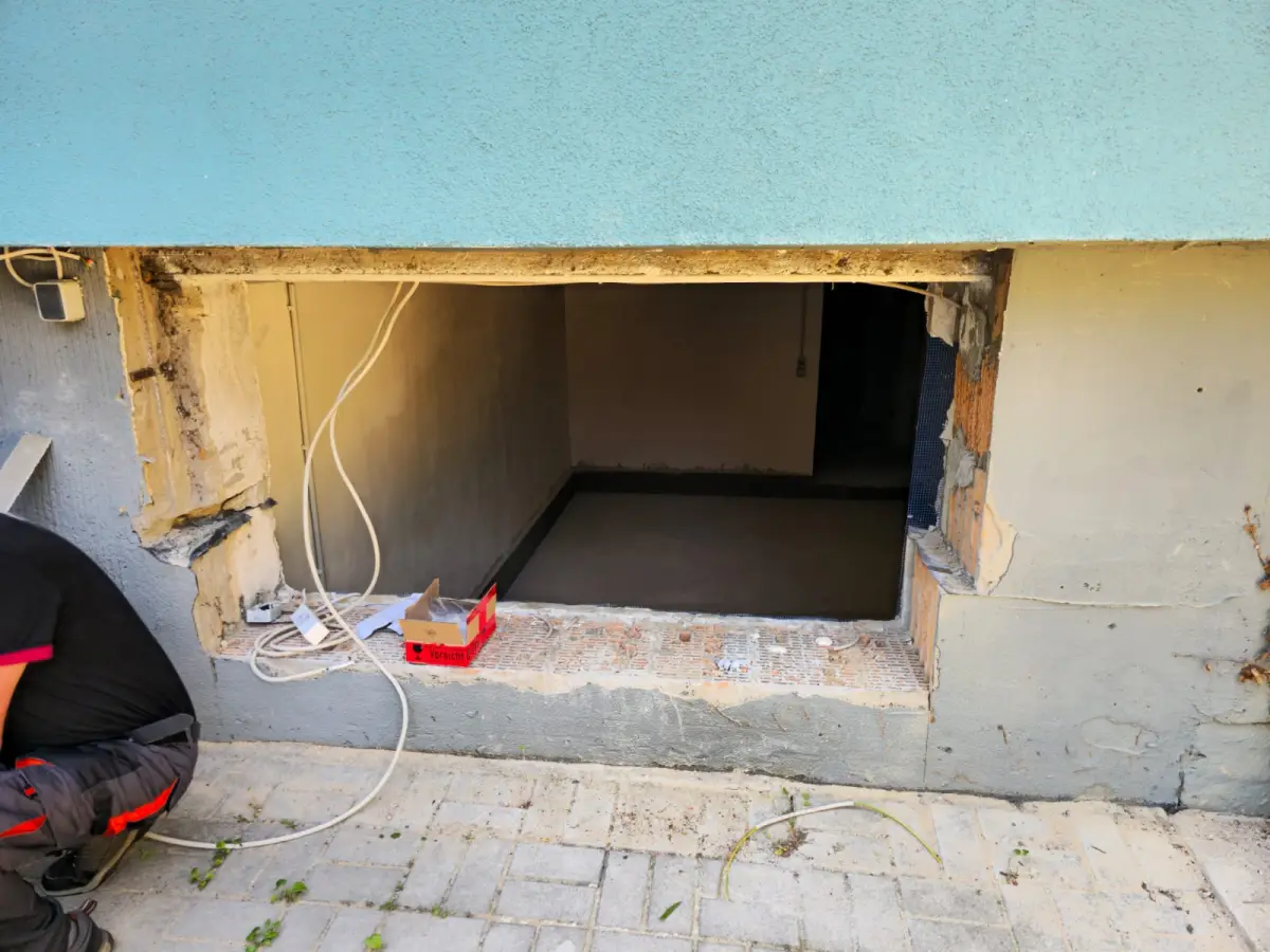 Fensteröffnung nach dem Ausbau des alten Kellerfensters