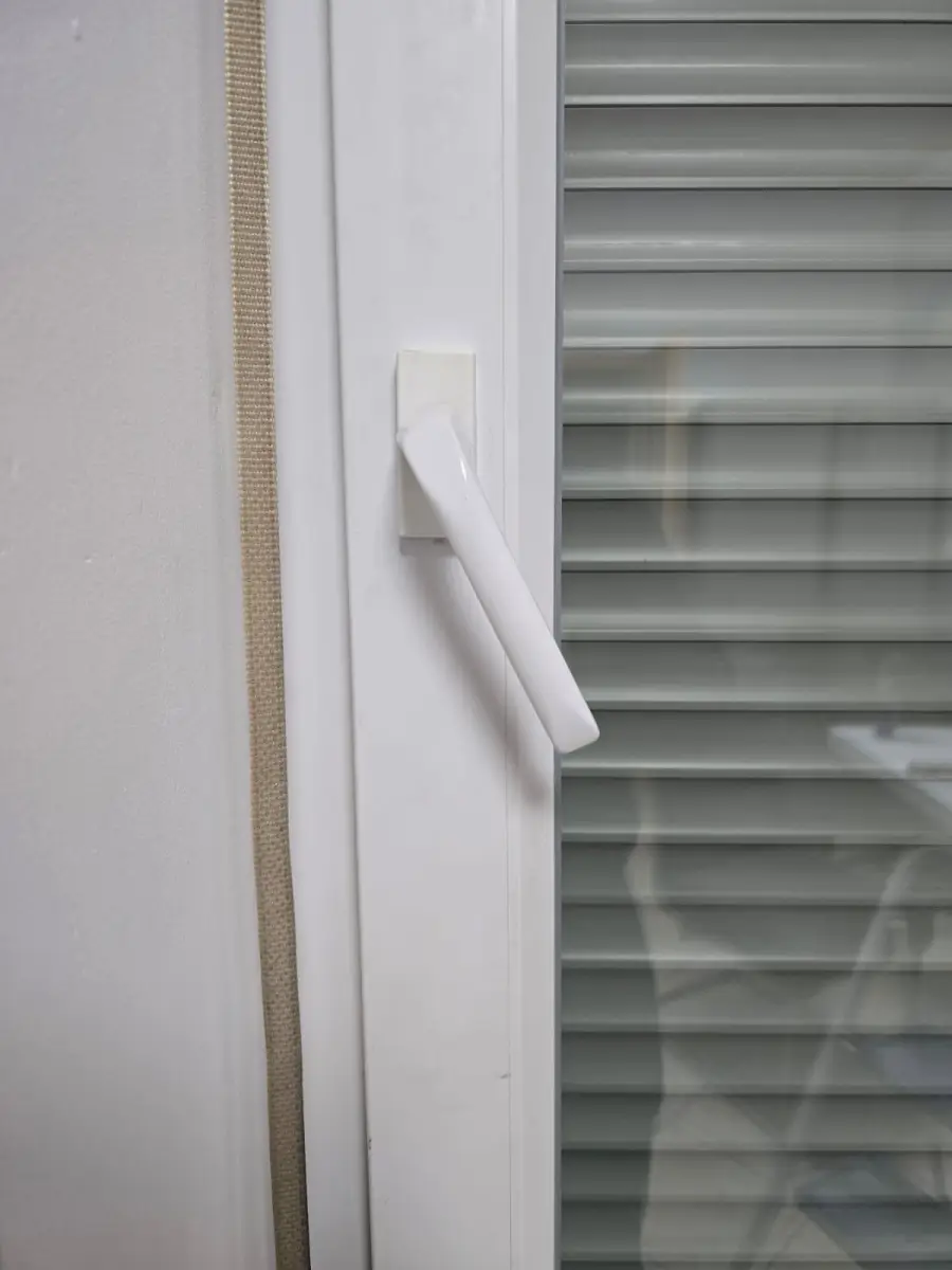 Weißer Fenstergriff an einem Kunststofffenster nach dem Einstellen