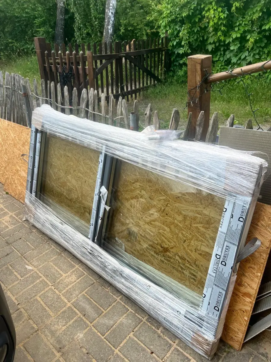 Neues DRUTEX-Kunststofffenster, verpackt, vor dem Einbau auf dem Grundstück